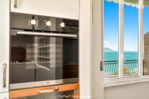 cocina con ventana y vistas al océano en Torre Scola, Terre Marine, en Portovenere