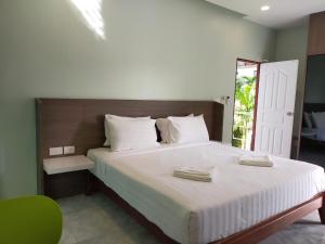 a bedroom with a large bed with two towels on it at Sea-Sun Bungalow & Resort in Ko Chang