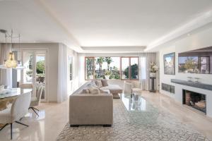 uma sala de estar com um sofá e uma lareira em Alcores del Golf, Oustanding luxury penthouse em Marbella