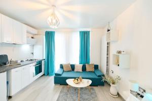 O bucătărie sau chicinetă la Blue wave Studio in Nord10 - pool n playground