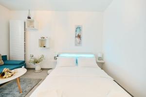 Un pat sau paturi într-o cameră la Blue wave Studio in Nord10 - pool n playground +19 fotografii