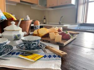 聖斯特凡諾迪塞斯的住宿－Residence Belvedere，一张桌子,上面有两杯和一盘面包