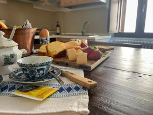 聖斯特凡諾迪塞斯的住宿－Residence Belvedere，一张桌子,上面放着一盘面包和一杯咖啡