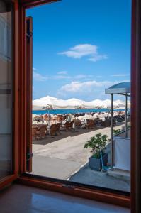 uma vista para uma praia com cadeiras e guarda-sóis em Apartments Punta Piran em Piran
