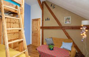 Zimmer mit einem Etagenbett und einem Tisch in der Unterkunft Scheunenherberge Schäfchenzählerei in Burg