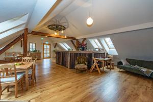 a living room with a table and a couch at Scheunenherberge Schäfchenzählerei in Burg