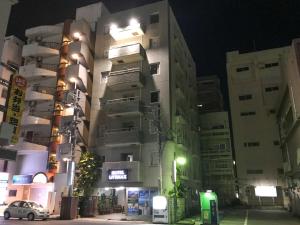那覇市にあるホテルリブマックス那覇松山の夜間の車両が停まる建物