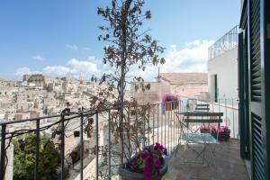 balcón con vistas a la ciudad en Lo Scorcio, casa vacanza nel cuore dei Sassi con vista incantevole con Self check-in en Matera