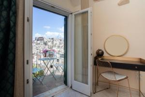 um quarto com uma varanda com vista para a cidade em Lo Scorcio, casa vacanza nel cuore dei Sassi con vista incantevole con Self check-in em Matera