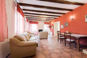 een woonkamer met een bank en een tafel bij Apartments Leo in Kotor
