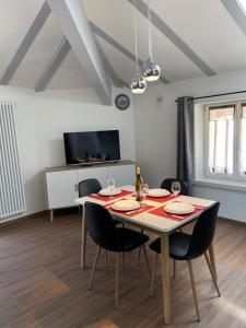 a dining room with a table and chairs at Appartamento Le 3 Cime in Trento