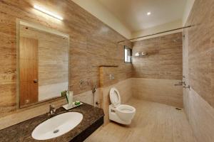 un bagno con un water bianco e un lavandino di Hotel Fortune a Rāmeswaram Altre 37 foto