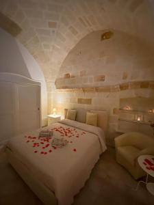 een slaapkamer met een bed met rode rozenblaadjes erop bij LATA LUXURY HOME CASA VACANZE in Brindisi