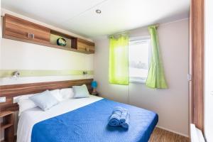 Un dormitorio con una cama con zapatos azules. en House&Villas - Residence Il Borgo, en Avola