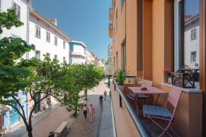 Blick auf eine Straße vom Balkon eines Gebäudes in der Unterkunft E&F Luxury Apartments in Pula