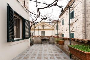 un callejón con una mesa en un edificio en Apartments Leo, en Kotor