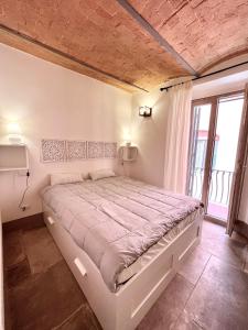 een slaapkamer met een groot bed in een kamer bij Guest house Le due lagune in Orbetello
