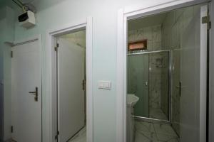 A bathroom at XALİLA HOSTEL & CAFE LADİES ROOM