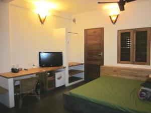 Camera con letto e scrivania con TV di The Local - Riverside a Phnom Penh