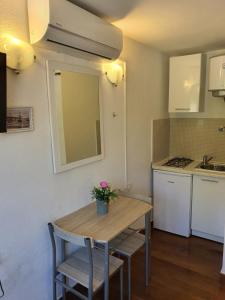 Küche/Küchenzeile in der Unterkunft Apartments - Buffet 2B