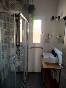 莫切的住宿－Apartamento y Estudio Torre Vigía，一间带水槽和淋浴的浴室