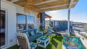 een villa met een balkon met uitzicht op de oceaan bij Apartamento y Estudio Torre Vigía in Morche
