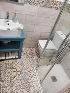 a bathroom with a sink and a toilet at Apartamento y Estudio Torre Vigía in Morche +8 photos