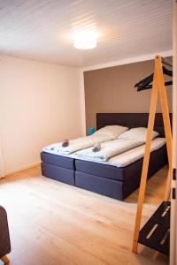 Giường trong phòng chung tại Ferienwohnung mit Seeblick — Sport und Erholung