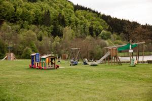 Sân chơi trẻ em tại Ferienwohnung mit Seeblick — Sport und Erholung