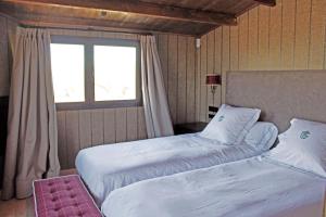 um quarto com 2 camas e uma janela em Finca Los Collados de San Miguel 