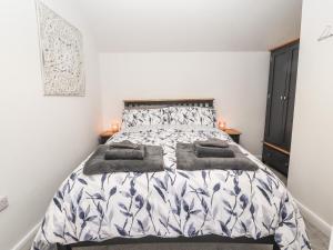 Кровать или кровати в номере Afallon Cottage