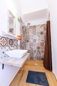 bagno con lavandino e doccia di Casas Santo Antonio T0 a Reguengos de Monsaraz