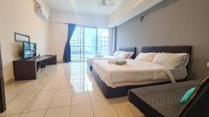 Un dormitorio con dos camas y un televisor. en Aeropod [5B]/Near Airport / 2 Queen Bed/ Netflix/Free Parking, en Kota Kinabalu