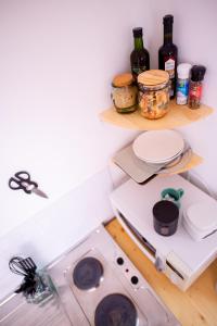 Een keuken of kitchenette bij Charmant Studio au coeur de Jaurès