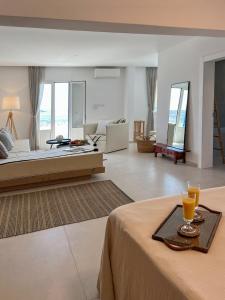 sypialnia z łóżkiem i salonem w obiekcie Portobello Boutique Hotel w mieście Mykonos +37 zdjęć