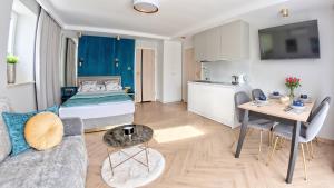 a studio apartment with a bed and a kitchen at Baltic House in Ustka