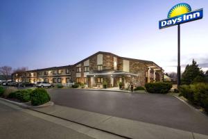 フォート・コリンズにあるDays Inn by Wyndham Fort Collinsの建物の前に日宿屋の看板