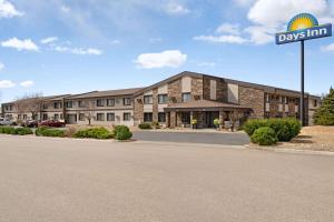 een gebouw met een dagherbergbord op een straat bij Days Inn by Wyndham Fort Collins in Fort Collins