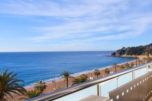 y balcón con vistas a la playa y al océano. en URH Excelsior, en Lloret de Mar