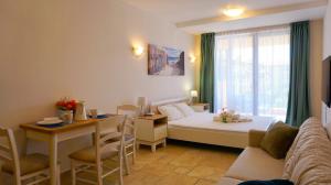une chambre d'hôtel avec un lit et une table à manger dans l'établissement Ваканционни Апартаменти Калиакрия - Holiday Apartments Kaliakria, à Topola