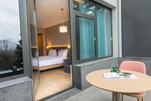 Un pat sau paturi într-o cameră la Radisson Hotel Istanbul Harbiye