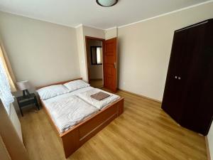 a bedroom with a bed and a dresser at Apartament Słoneczny Willa Perla 100m od morza in Gdańsk