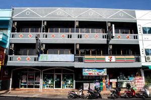 een gebouw met motoren die ervoor geparkeerd staan bij Henry’s House in Ban Ket Ho