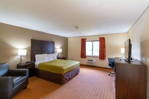 een hotelkamer met een bed en een flatscreen-tv bij Econo Lodge Massena Hwy 37 in Massena