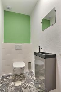 La salle de bains est pourvue de toilettes et d'un lavabo. dans l'établissement "Urbaine Jardin" Charmant studio idéalement situé "Les Péri-Urbaines", à Riedisheim