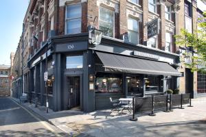 a building on the corner of a city street at The Clerk & Well Pub and Rooms in London