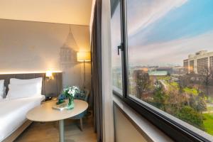 Un pat sau paturi într-o cameră la Radisson Hotel Istanbul Harbiye