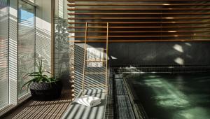 eine Treppe neben einem Pool in einem Gebäude in der Unterkunft Roomers, Frankfurt, a Member of Design Hotels in Frankfurt am Main