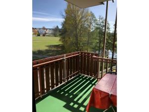 eine Terrasse mit einem Tisch und Blick auf einen Golfplatz in der Unterkunft Ferienwohnung Schluchseetraum im Kurhaus in Schluchsee