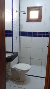 ein Bad mit einem WC und einem Waschbecken in der Unterkunft Cantinho arretado da Peste - Casa in Aquiraz